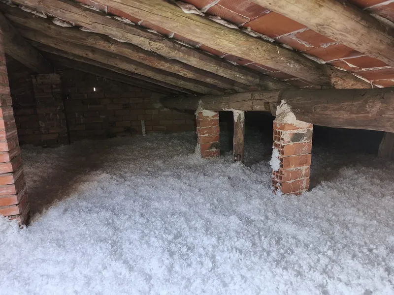 Lana mineral insuflada en buhardilla mediante técnica de soplado Certicasa