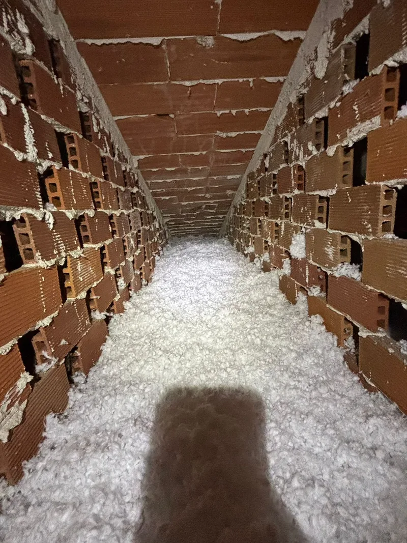Cámara bajo el tejado rellena de lana mineral soplada por el equipo de Certicasa