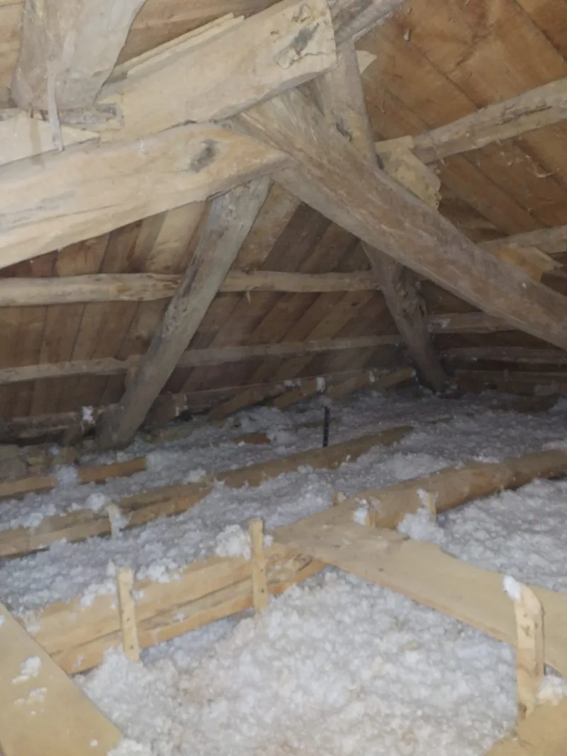 Desván de vivienda antigua renovado con lana mineral soplada uniforme