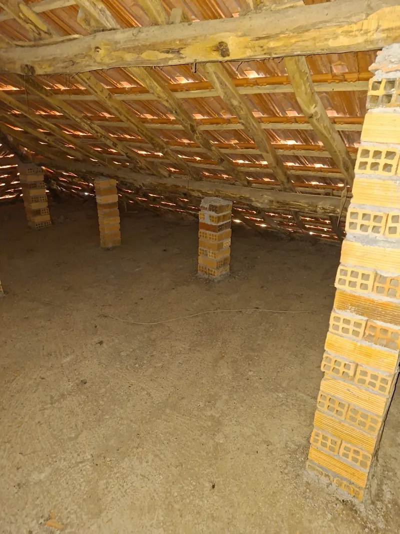 Buhardilla sin aislar antes de la instalación de lana mineral soplada