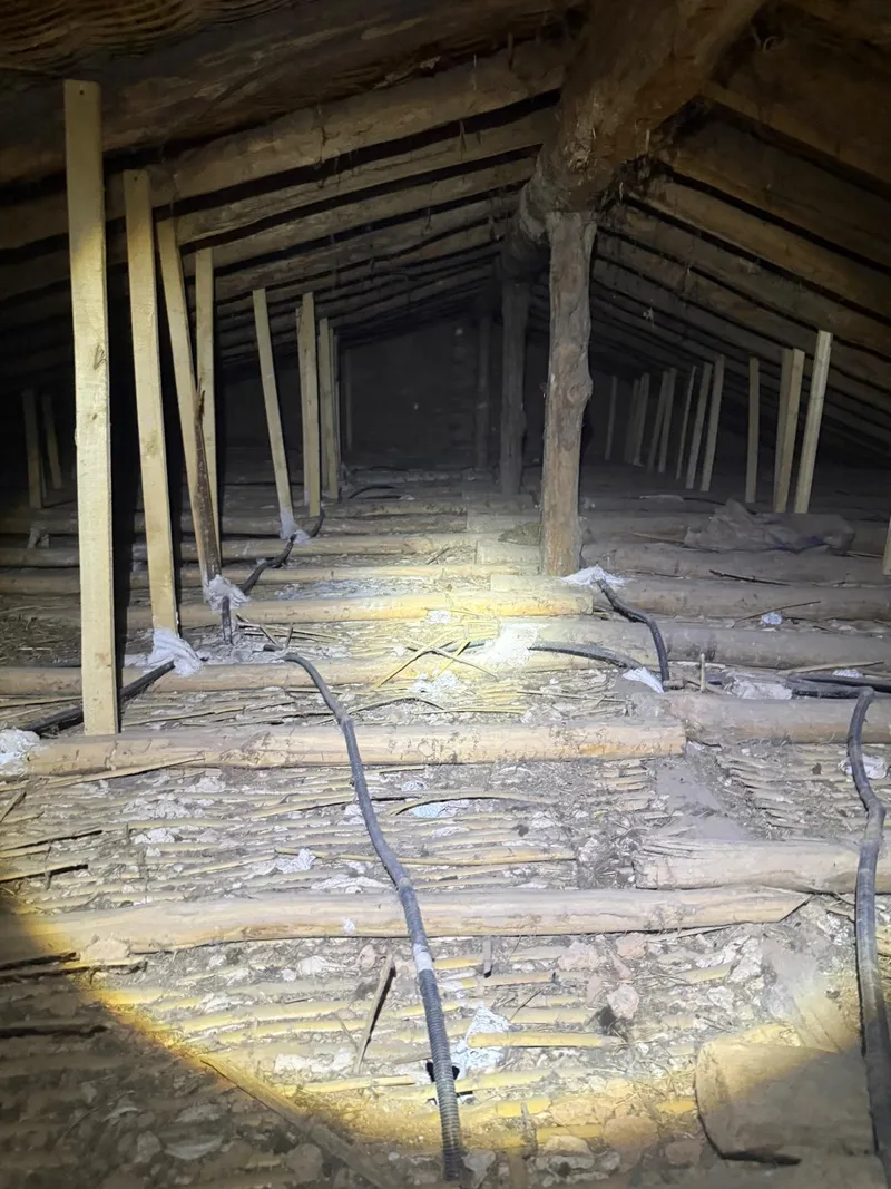 Espacio bajo cubierta sin aislar, con pérdida de calor en invierno