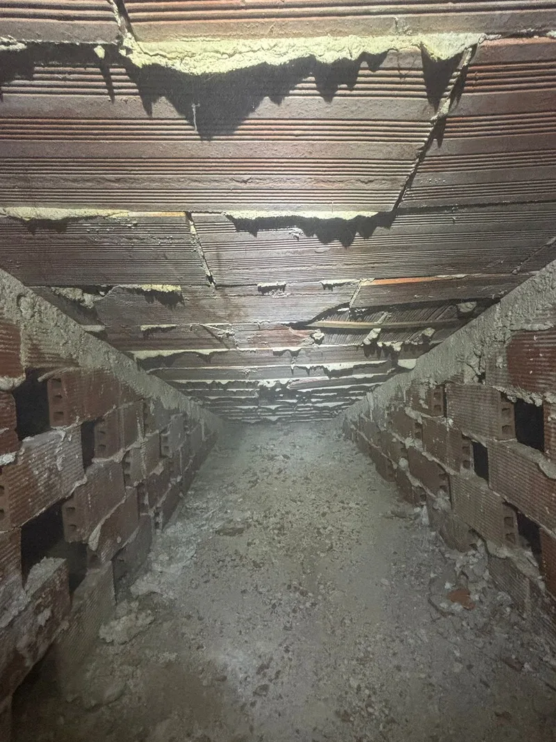 Cámara bajo el tejado sin aislamiento, con el suelo de hormigón a la vista